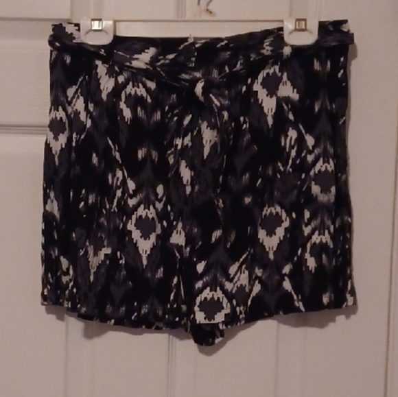 🏍Patterned Black and White Women's Shorts - Picture 7 of 7